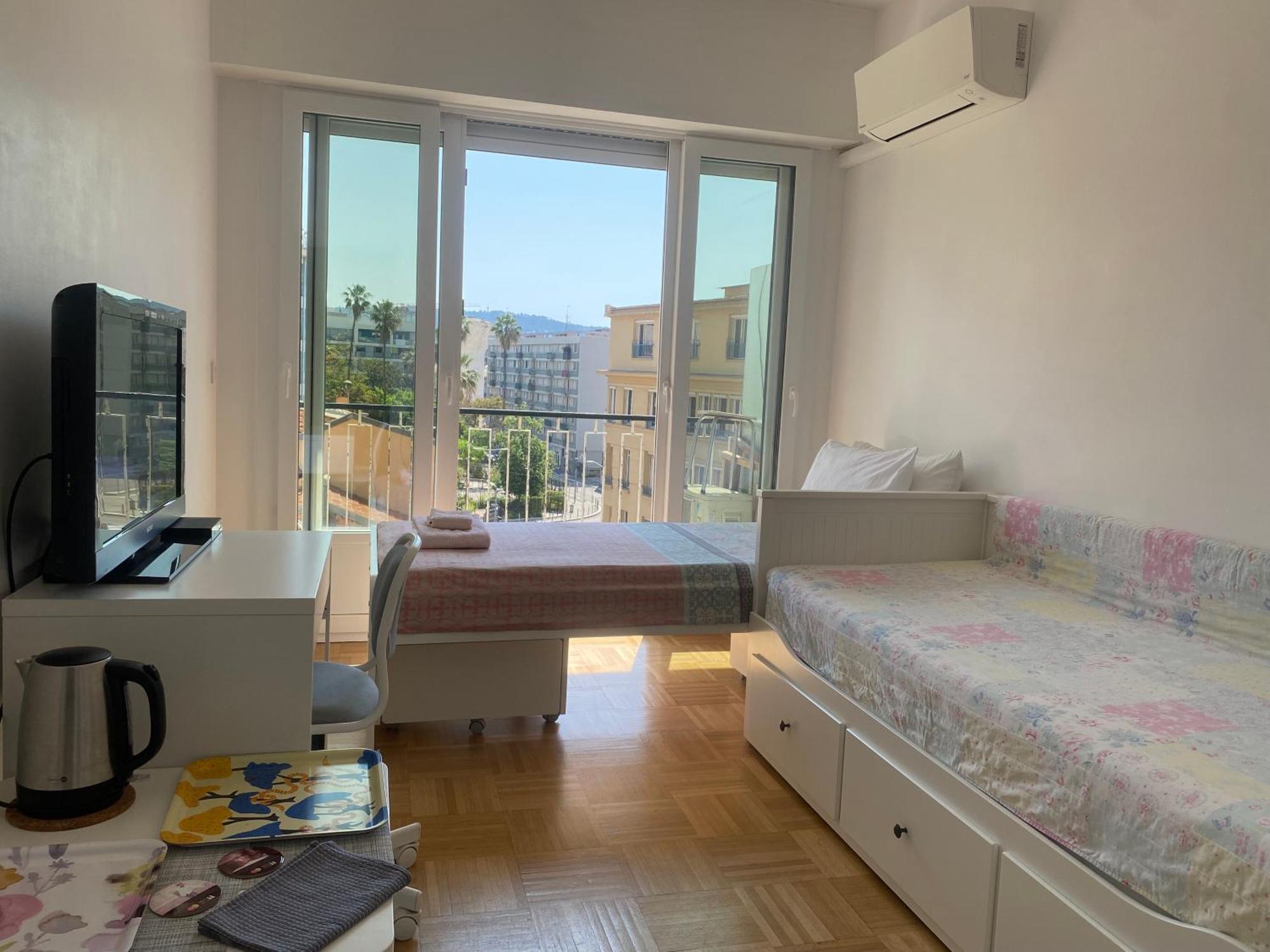 Mirela's Private With Key, Ac, Lift & Balcony In The Center Of On The Cote D'azur Nice